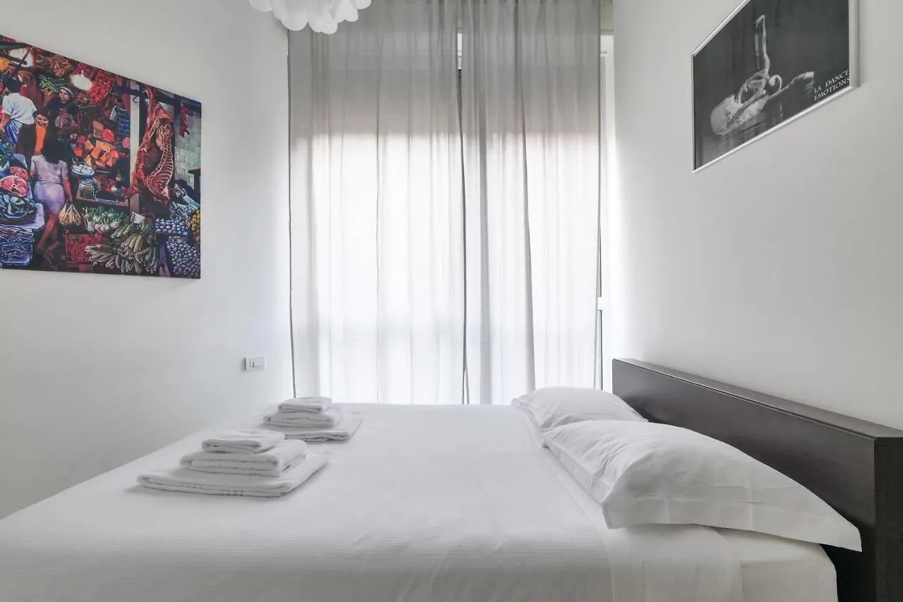 Prestige Boutique Homes - Duomo 1 Милан 0*,  Италия